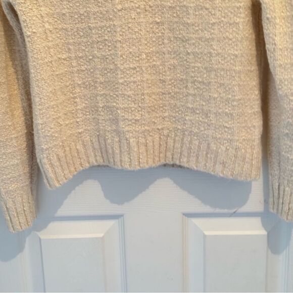 Evereve Ashlyn Strong Shoulder Pullover Cream
Metallic V-Neck Knit Sweater - Picture 3 of 8